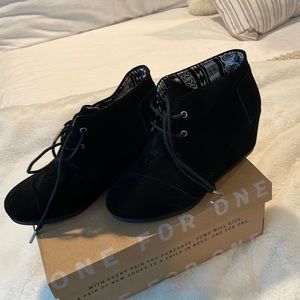 Tom’s black booties